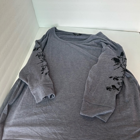 Simply Vera Wang NWT Soft Knit Top Floral Embroidery on Sleeves - Picture 6 of 7